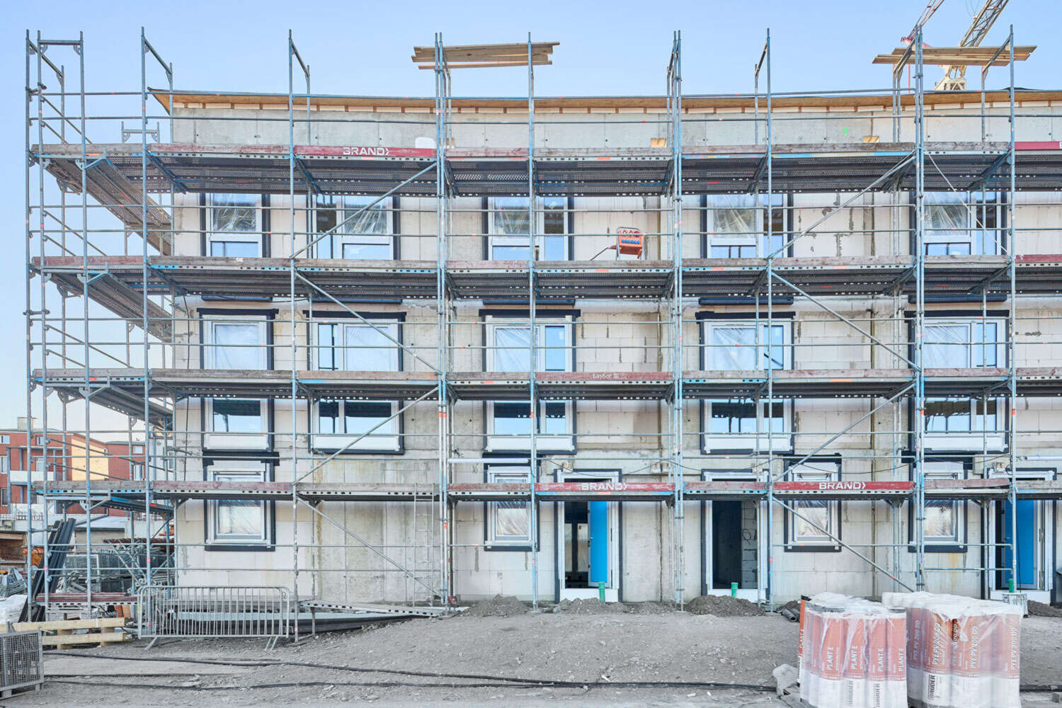 Rohbau mit Fenstern in Frontalansicht