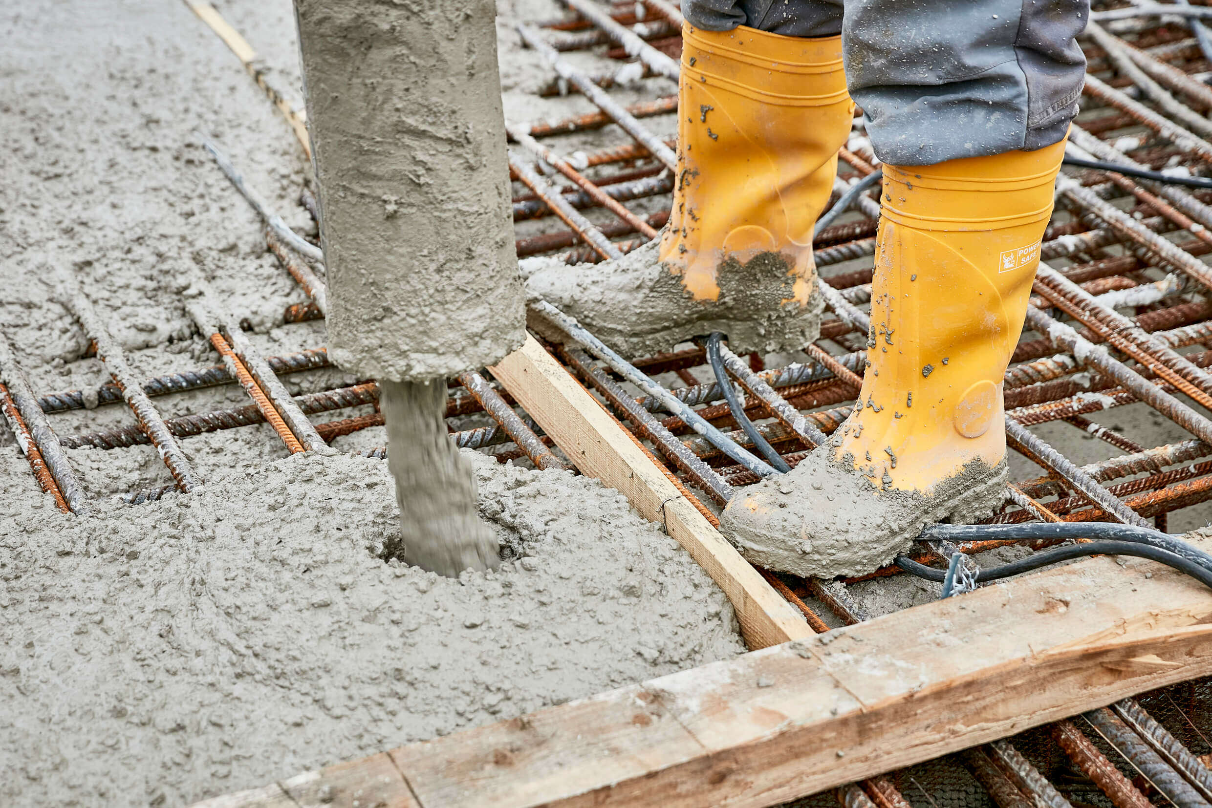 Neue Meile – Der Beton fließt in die Baugrube