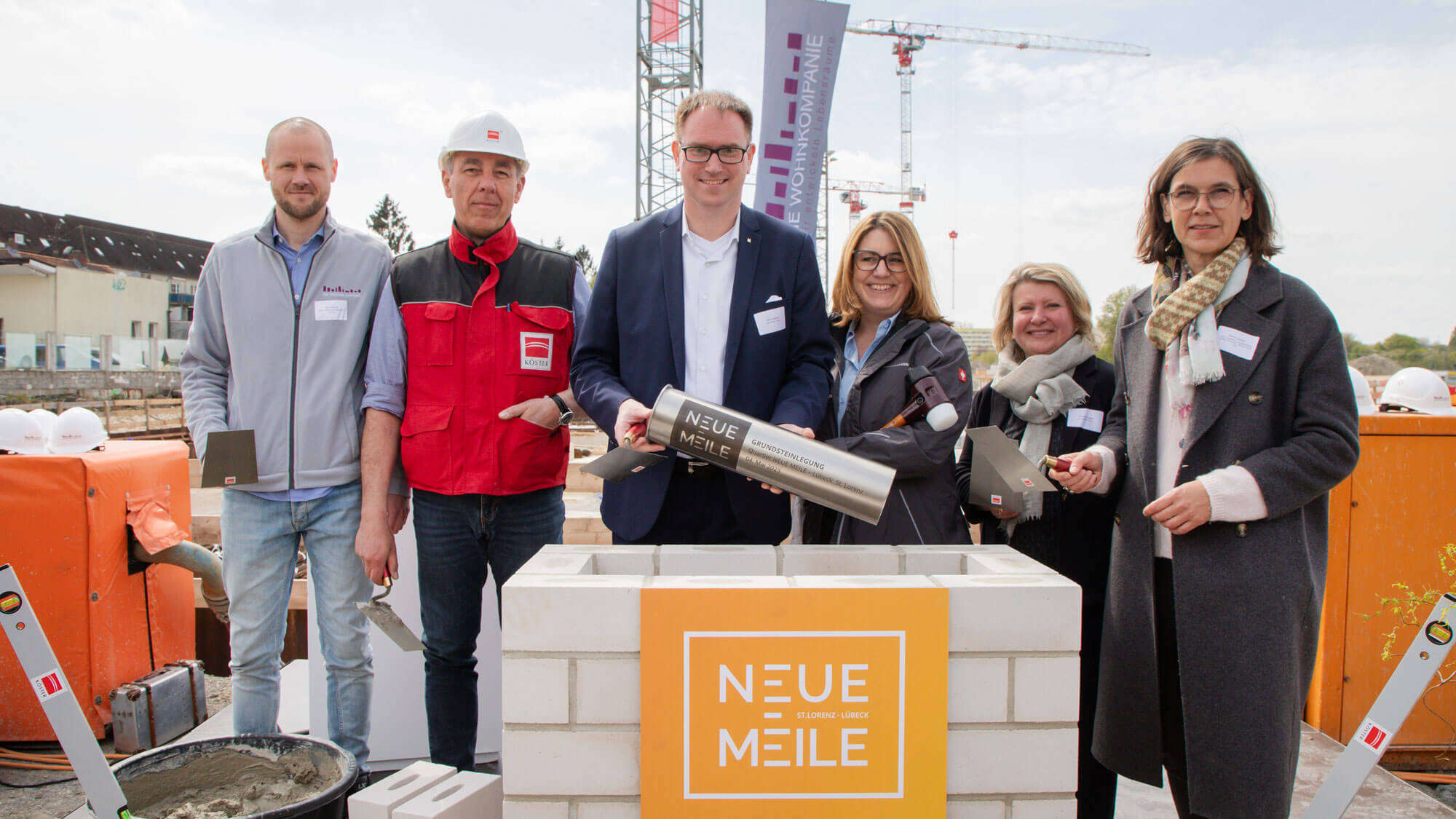Grundsteinlegung des Neubauprojekts Neue Meile – Gruppenfoto mit der Rolle