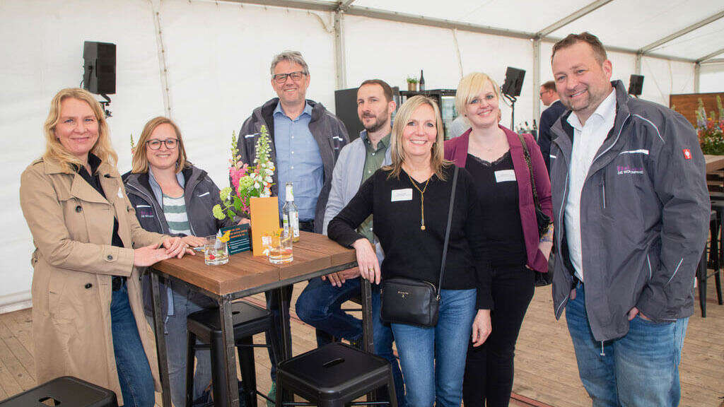 Grundsteinlegung des Neubauprojekts Neue Meile – Gruppenfoto der Projektbeteiligten im Zelt