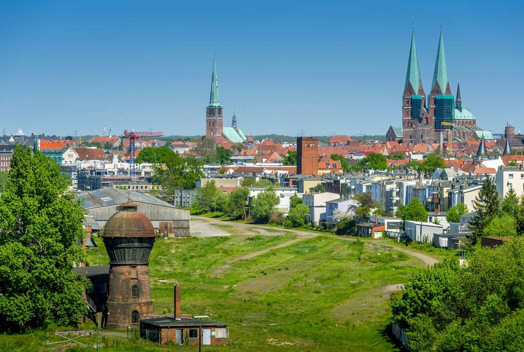 Neue Meile – Quartiersgelände mit dem historischen Wasserturm im Vordergrund