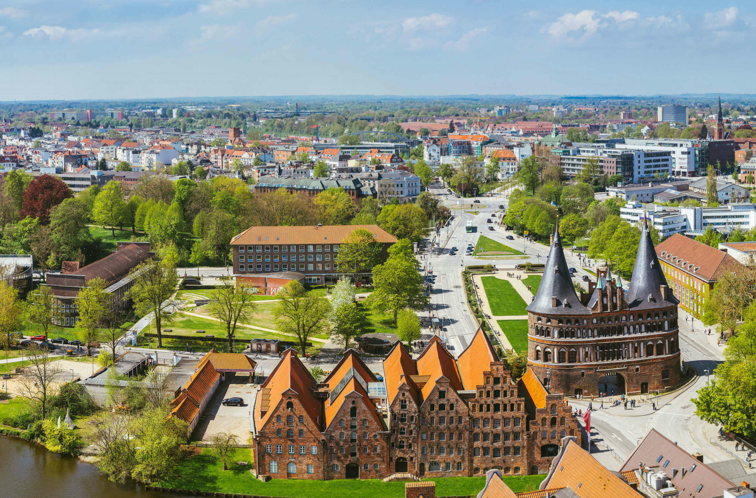 Lübeck – Vogelperspektive – Blick über das Holstentor nach St. Lorenz
